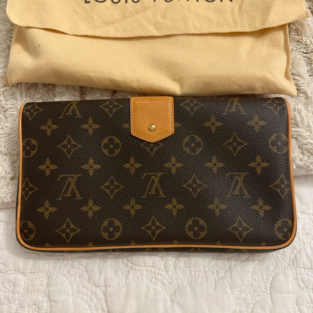 Louis Vuitton Brown and Tan Monogram Clutch - Picture 3 of 13